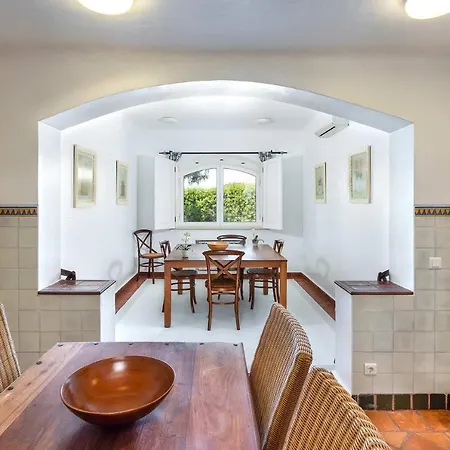Sleeps 10 Pool Wifi Villa